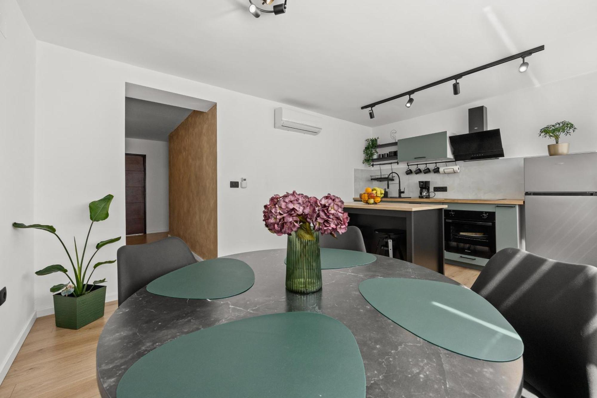 New Simba, Appartement